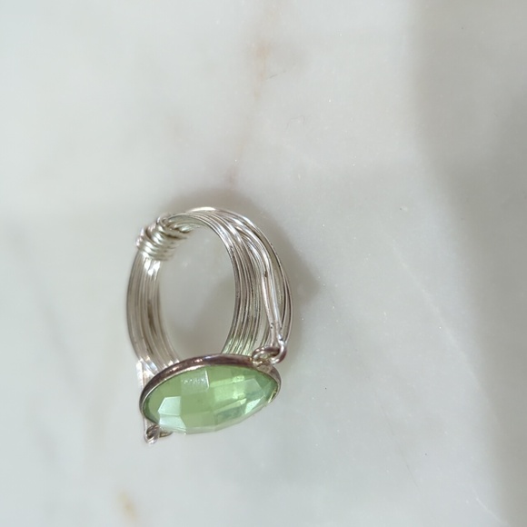 Silver and peridot colored stone ring - Picture 3 of 3